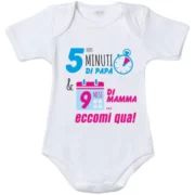 body-neonatoa-personalizzato-dopo-5-minuti-di-papa-e-9-mesi-di-mammaeccomi-qua-luglio-503931_493x493
